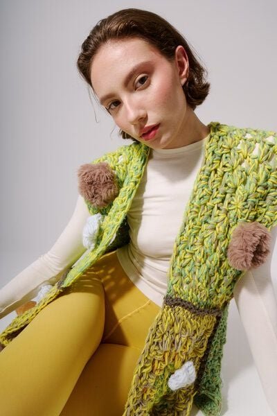 KnitToChange Handgehäkelte Statement-Weste in Gelb mit 3D-Blumen und weichen Pompons