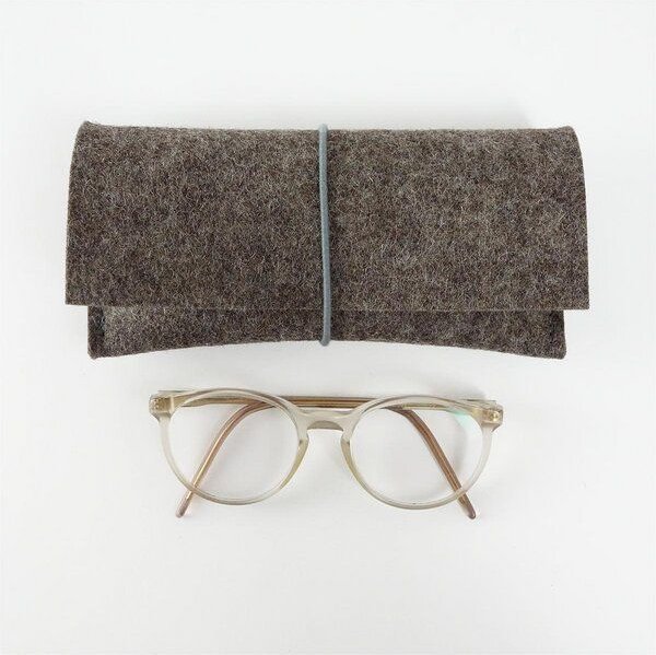 matilda k. manufaktur Brillenetui aus Wollfilz XL 'breite auguste' für breite Brillen mit Rundgummi-Verschluß in vielen ...