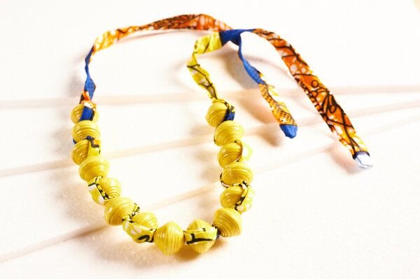 PEARLS OF AFRICA Halskette aus großen, runden Papierperlen mit afrikanischem Stoffband "SONGKY CLOTH"