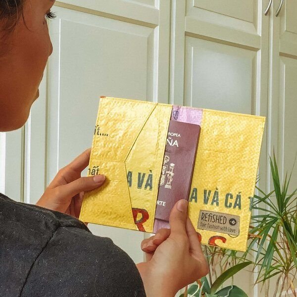 REFISHED fair fashion Reisepasshülle 'WANDERLUST' - upcycelte Fischfuttersäcke