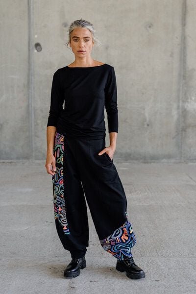 Thumbnail - KOKOworld Hose Hiri – mit weiten Hosenbeinen – In die Seitennähte eingearbeitete Taschen – Asymmetrische Einsätze mit ei...