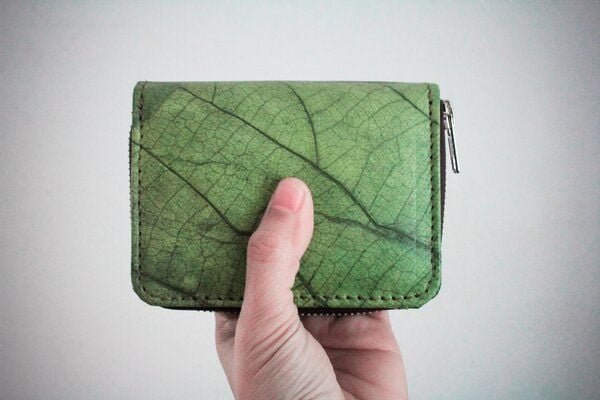BY COPALA Nachhaltiges Portemonnaie aus recycelten Blättern in grün mit Zipper – vegan & umweltfreundlich