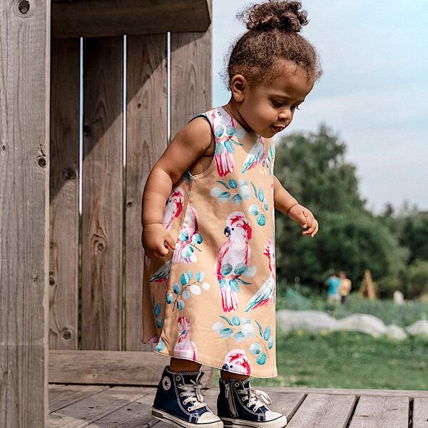 Thumbnail - Curious Stories Kleid / Wendekleid aus Bio-Baumwolle mit Kakadu Print
