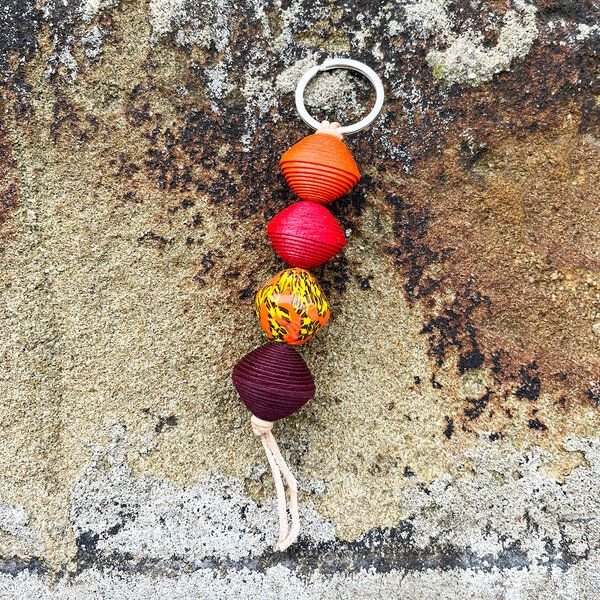 Sundara Schlüsselanhänger "Priya" aus Papier- & Glasperlen