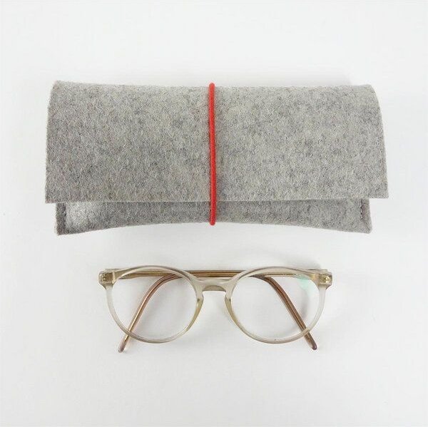 matilda k. manufaktur Brillenetui aus Wollfilz für 2 Brillen 'doppelte auguste' mit Rundgummi-Verschluß in vielen Farben
