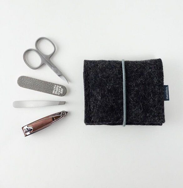 matilda k. manufaktur mini-maniküre-set 'jacob' (mit Nagelknipser) aus Wollfilz mit Rundgummi-Verschluß in vielen Farben