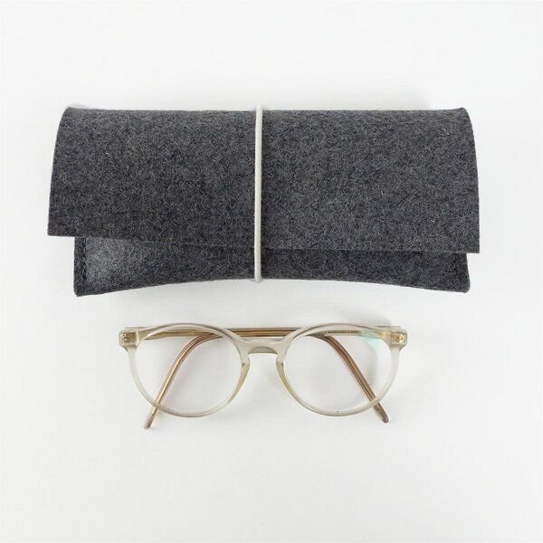 matilda k. manufaktur Brillenetui aus Wollfilz 'auguste' mit Rundgummi-Verschluß in vielen Farben