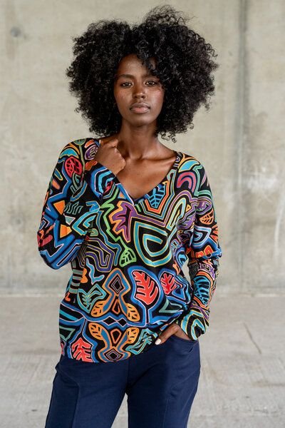 Thumbnail - Bluse Saja Longsleeve – Viskose farbenfroher KOKOworld Print weiter Schnitt V-Ausschnitt – perfekt für Yoga – Fair produ...