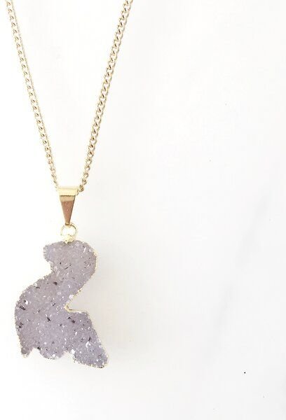 Crystal and Sage Dino Halskette mit glitzernder Kristalldruse aus Achat, vergoldet