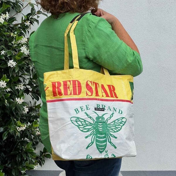 MoreThanHip Reißverschluss Shopper-Tasche aus recyceltem Reis-, Tierfutter- oder Zuckersack – Moni