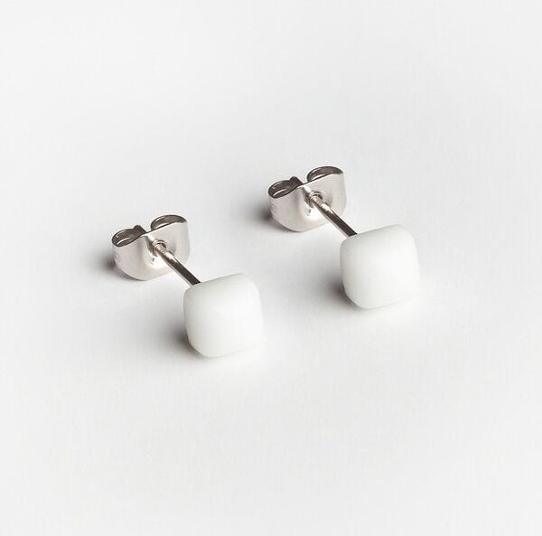 ALEXASCHA Winzige Ohrstecker aus recyceltem Glas | 4mm