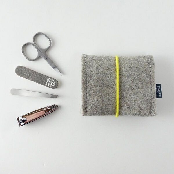 matilda k. manufaktur mini-maniküre-set 'jacob' (mit Nagelknipser) aus Wollfilz mit Rundgummi-Verschluß in vielen Farben