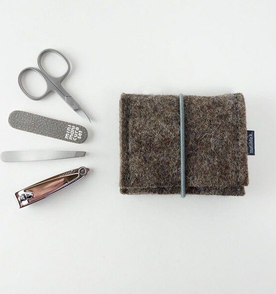matilda k. manufaktur mini-maniküre-set 'jacob' (mit Nagelknipser) aus Wollfilz mit Rundgummi-Verschluß in vielen Farben