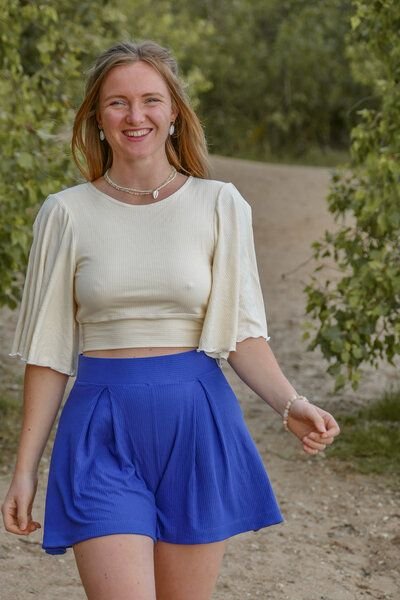 Vivien Joy Crop Top mit Rückenausschnitt und weiten Ärmeln - Farrah Flower Top