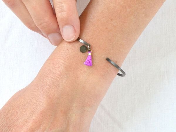 renna deluxe Armreif in Schwarz mit zwei Anhängern