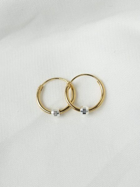 ST'ATOUR DIONA – kleine Creolen mit Discokugel-Detail