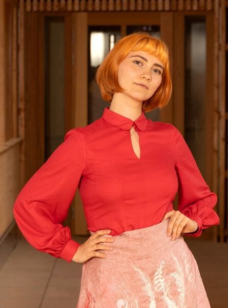 Peaces.bio - handbedruckte Biomode Romantikbluse aus Ecovero(TM) Himbeerrot