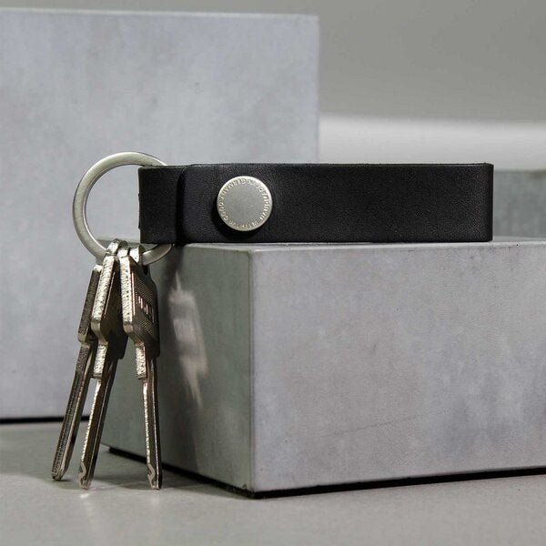 GOOD WILHELM Schlüsselanhänger LEO zum Öffnen aus vegetabilem Leder & Edelstahlring