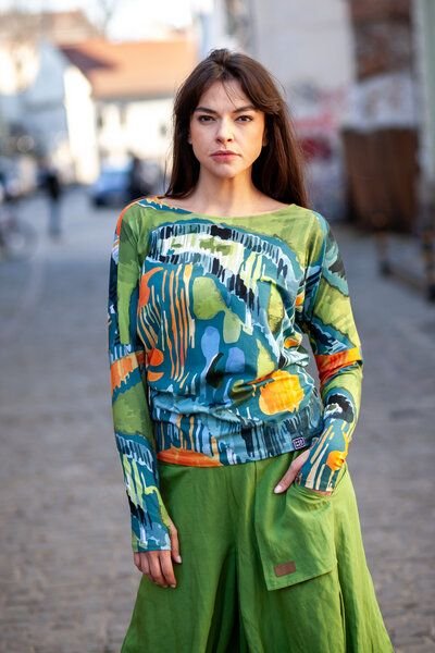Thumbnail - KOKOworld Bluse Be My Valentine Damen – Viskose EcoVero – figurbetont & bequem – mit Daumenloch – farbenfroher Print – f...
