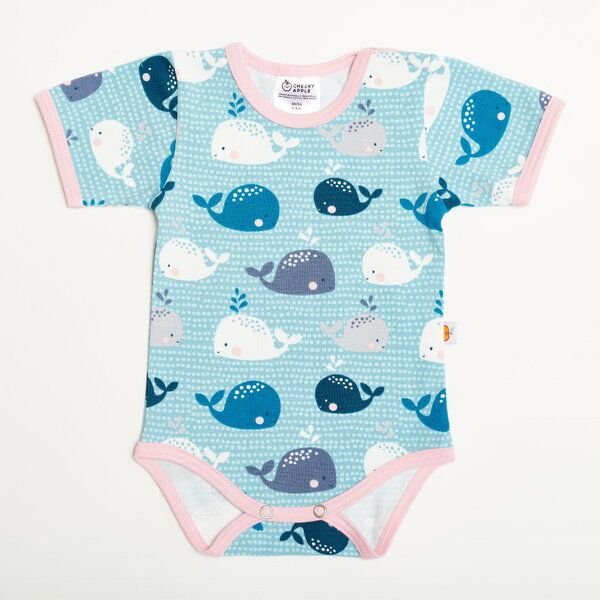 Cheeky Apple Kurzarm-Body aus Bio-Baumwolle "Wale" Blau/Rosa/Grau
