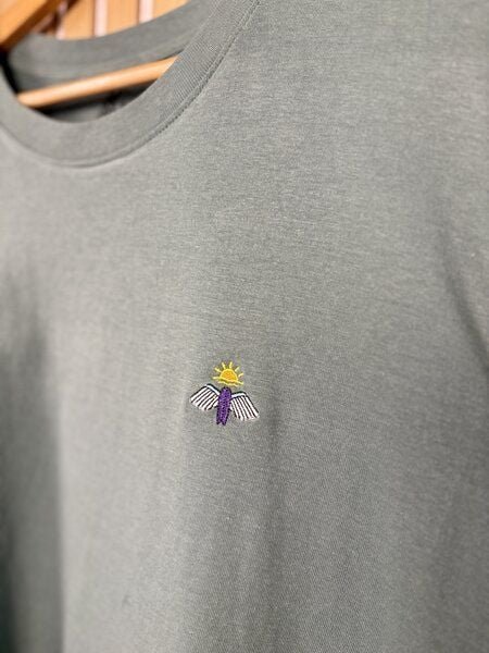 Purewater Surfboard mit Flügel | Besticktes Bio Baumwoll T-Shirt | Stickerei