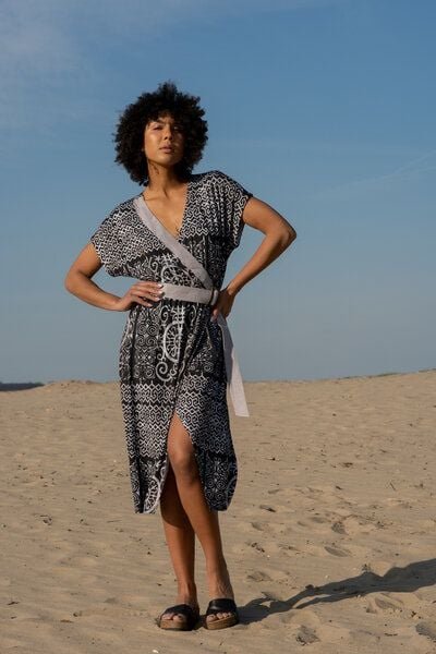 Kleid Oguni – Leichtes mit kurzen Ärmeln – Kimono-Form – Einsätze aus Leinen – Farbenfroher einzigartiger Print von KOKO...