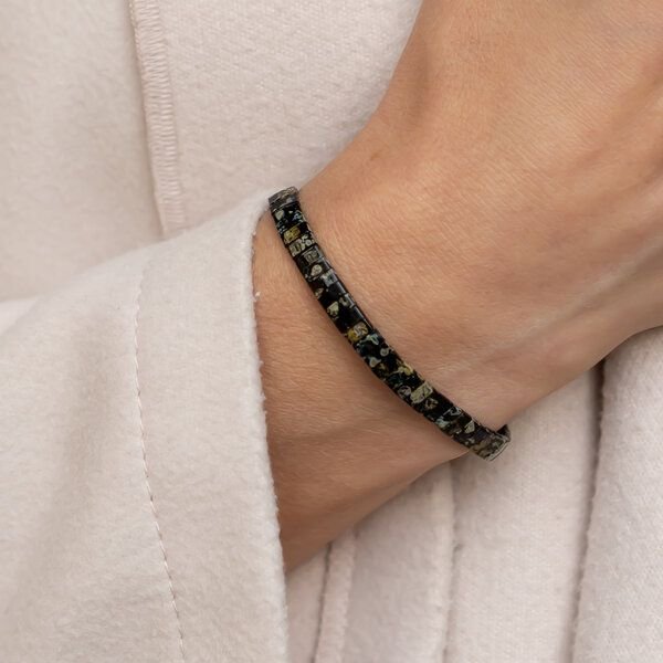 juni Schwarzes Perlenarmband "Noiré" mit verstellbarer Schiebeperle aus recyceltem Gold oder Silber