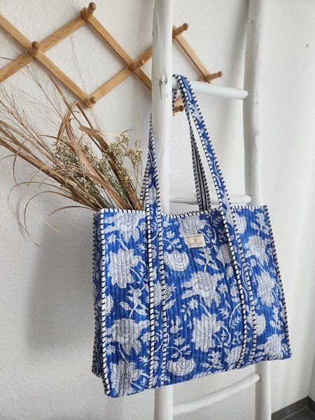 Thumbnail - Haus of Namaste Klassische Tragetasche aus 100 % Bio-Baumwolle mit blauem Blockdruck | Weiße Tasche aus Bio-Baumwolle mi...