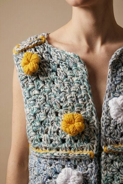 KnitToChange Handgehäkelte Weste mit 3D-Blumen aus recyceltem Garn
