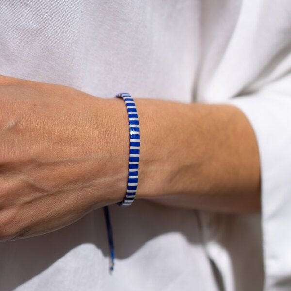 juni Gestreiftes Perlenarmband "Coco" rouge und bleu im Breton Stil - in rot oder blau
