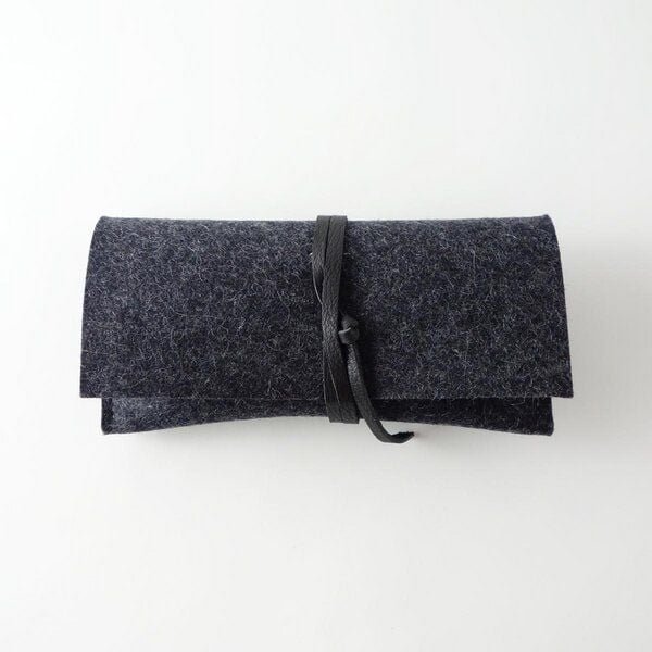 matilda k. manufaktur Brillenetui aus Wollfilz anthrazit mit Lederband 'auguste'