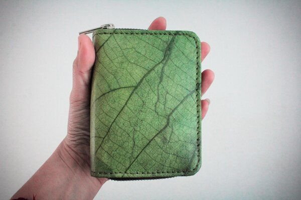 BY COPALA Nachhaltiges Portemonnaie aus recycelten Blättern in grün mit Zipper – vegan & umweltfreundlich