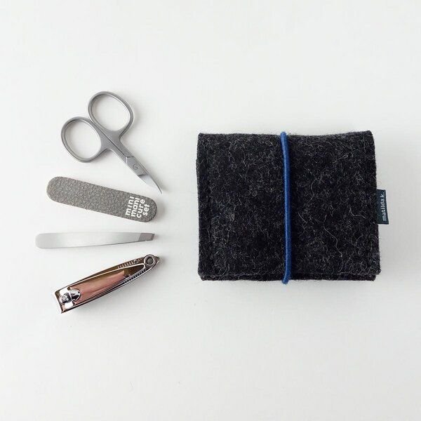 matilda k. manufaktur mini-maniküre-set 'jacob' (mit Nagelknipser) aus Wollfilz mit Rundgummi-Verschluß in vielen Farben