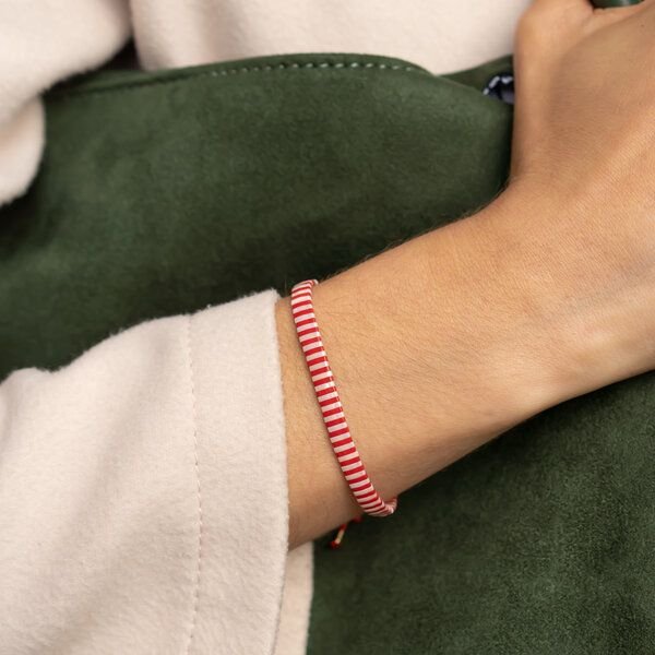 juni Gestreiftes Perlenarmband "Coco" rouge und bleu im Breton Stil - in rot oder blau