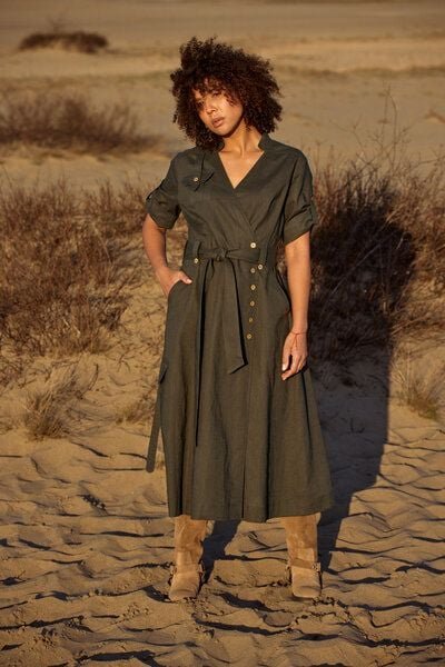 Thumbnail - KOKOworld Suri Wickelkleid aus 100% Leinen – Sommerkleid im Safari-Stil – mit Taschen & Schlitz – fair & nachhaltig in E...