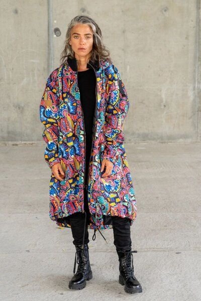 Parka Sumba Damen – lange Jacke mit Kapuze – warm, bequem & winddicht – einzigartiger KOKOworld Print – fair produziert ...