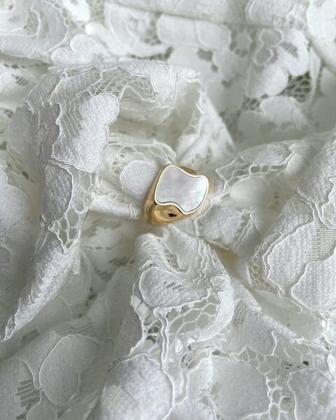 noemvri fashion label asymmetrischer Siegelring gold mit Perlmutteinlage