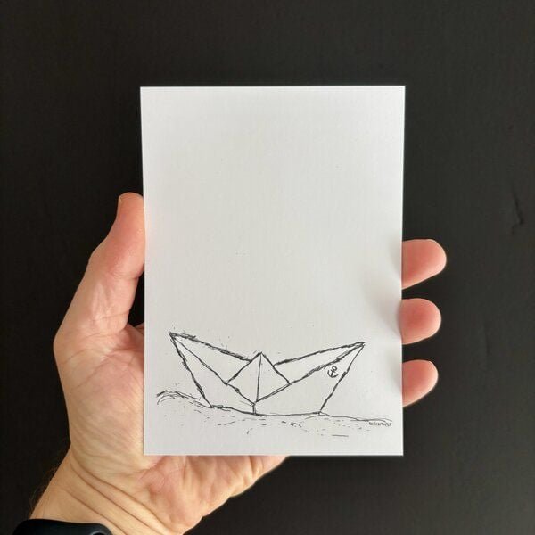 ilovemixtapes Postkarte „Paperboat“ – handgezeichnetes Papierboot | Minimalistisches maritimes Design | 350 g Offsetpapi...