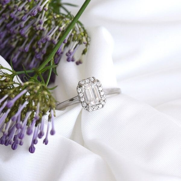 Thumbnail - Eppi Verlobungsring aus Platin mit Emerald-Moissanit Valma