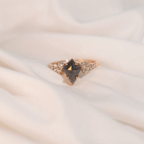 Thumbnail - Eppi Goldener Ring mit einem Salt and Pepper Diamanten in Kite-Form Bret