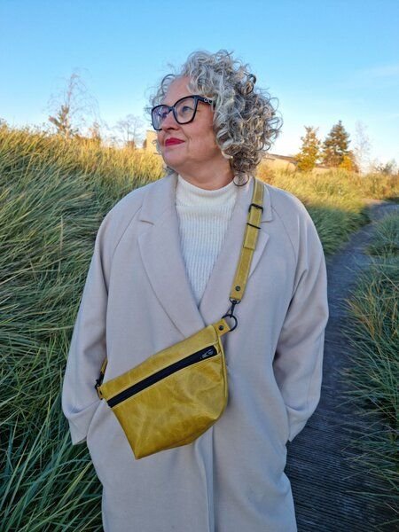 Süßstoff Echtledertasche aus pflanzlich gegerbtem Leder mit verstellbarem Gurt, Crossbodybag