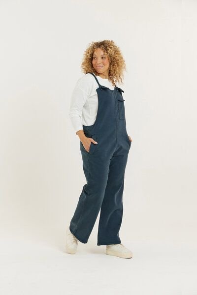 Flax and Loom Tencel-Baumwoll Latzhose Relaxed Fit Modell: Lou Barker