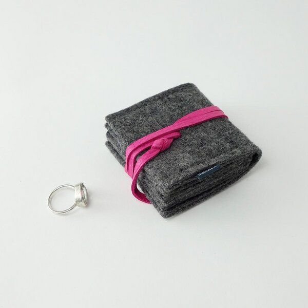 matilda k. manufaktur Schmuckaufbewahrung 'schmucknest' klein aus Wollfilz dunkelgrau 'margarete'