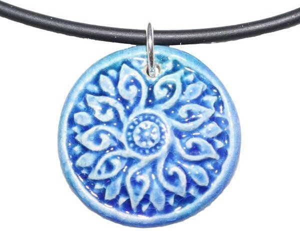 Schönes aus Indochina Schmuck aus Keramik, Anhänger Blume und Fächer am Kautschukcollier