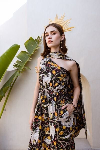 Thumbnail - Haus of Namaste OnesMaxikleid aus Bio-Baumwolle– One-Shoulder mit abnehmbarer Schleppe & handbedruckt