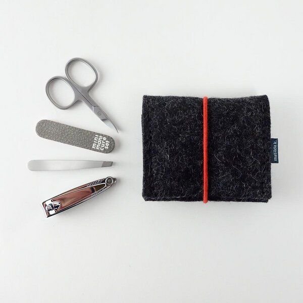 matilda k. manufaktur mini-maniküre-set 'jacob' (mit Nagelknipser) aus Wollfilz mit Rundgummi-Verschluß in vielen Farben