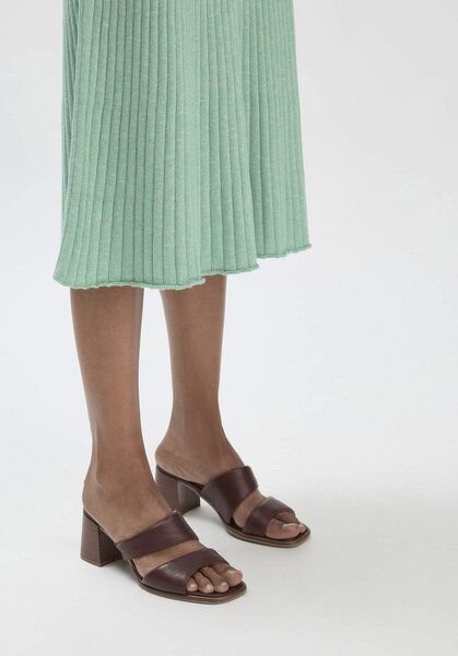 hessnatur Pantolette mit Absatz aus chromfrei gegerbtem Leder