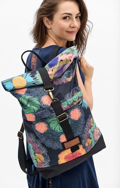 Rucksack Boxy 3.0 – Wasserdicht – Handgepäckgröße – Laptopfach – bunter Print – Fair produziert in Polen – KOKOworld
