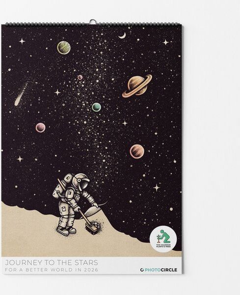 Photocircle Journey to the Stars Wandkalender 2026 mit lustigen Weltraum Illustrationen von Enkel Dika