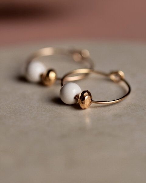 lille mus Creolen 'Porzellanperle' aus Porzellan und 925 Silber / vergoldet